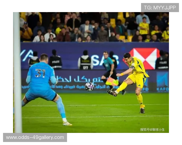 足球巨星风采与技艺的对称探索：从场上表现到场外人生的全方位解析